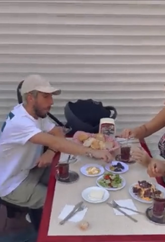 Mertens sabah kahvaltısını iyi yapmış güzel pres yapıyor. 

Golcü Torreira Torreira Bu Galatasaray Gomis