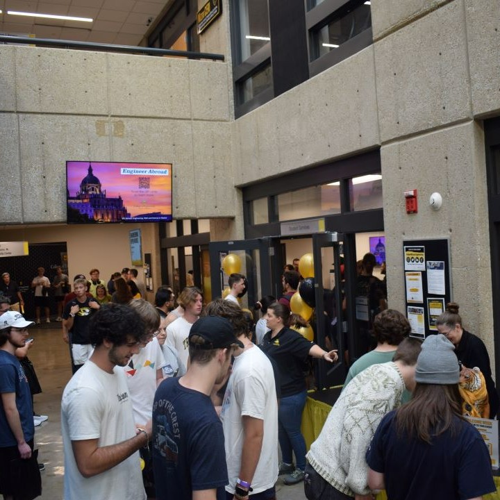 mizzouengineer's tweet photo. I hope you've been having a great Welcome Week, Engineering Tigers! If you're new to Mizzou, celebrate your entrance at Tiger Walk, a symbolic run through the Columns on the Quad, this Sunday. #Mizzou #WelcomeWeek #WelcomeToMizzou #LookingForwardToFall https://t.co/qPmPCpDby6