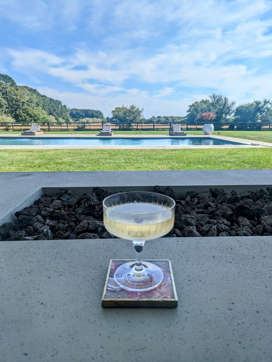 iammikemuse's tweet photo. The Hamptons: You will find me in the exact same spot, with the exact same drink, having great conversations with my fam all weekend. Love you! Cheers to more memories! #Hamptons x #Family x #IntersectionOfMuse https://t.co/7DN7JsldJF