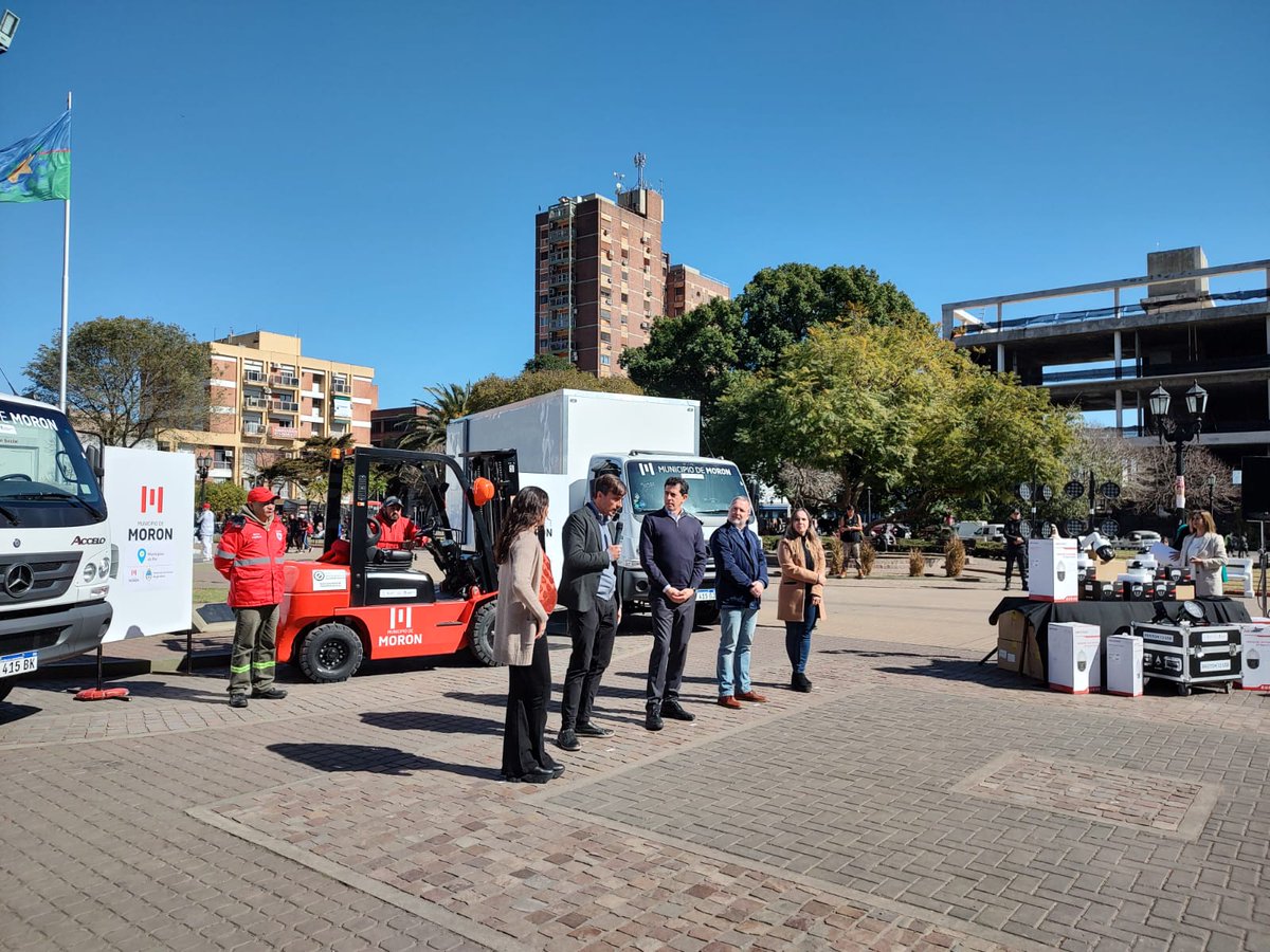 universidad891's tweet photo. 🗣️🎙️📻 El móvil de @Sayagopress  estuvo en #Morón, dónde en el marco del programa #MunicipiosdePie, el intendente @LucasGhi recibió al ministro del Interior @wadodecorrido https://t.co/Sfyx5qACko