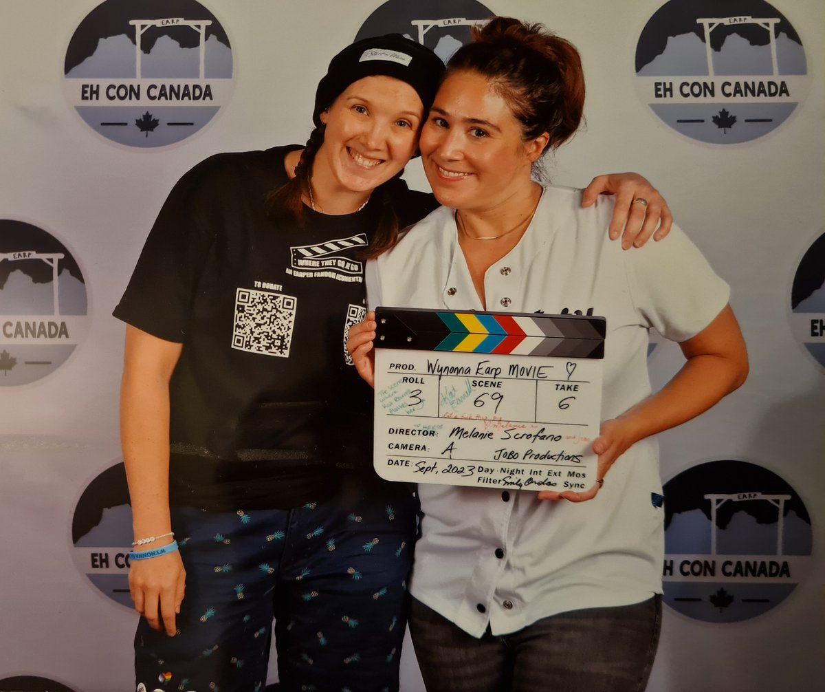 JoBoShortys's tweet image. Happy #FandrasFriday #Earpers 😁

Emily: "you look cute"
Me: (blushing)
Emily: (Looking at clapperboard)
"I remember signing that"
Me: I'm supporting @TheyGoWeGoDoc with it.

Documentaries about Earpers will raise publicity 4 WE = more Earpers = hopefully more cons &amp;amp; 🤞more WE!