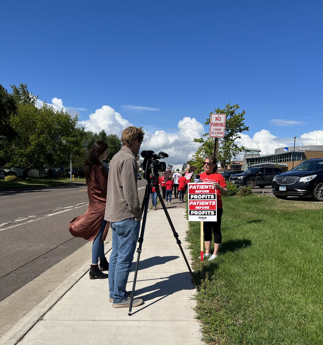 mnnurses's tweet photo. Getting the word out to the public about what the nurses are dealing with @StLukesDuluth Lake View in Two Harbors! 

 #MNAReady #PatientsBeforeProfits #KeepingNurses #SafeStaffingSavesLives #SupportNurses #UnionStrong #1u https://t.co/rwdSUtk8Qp