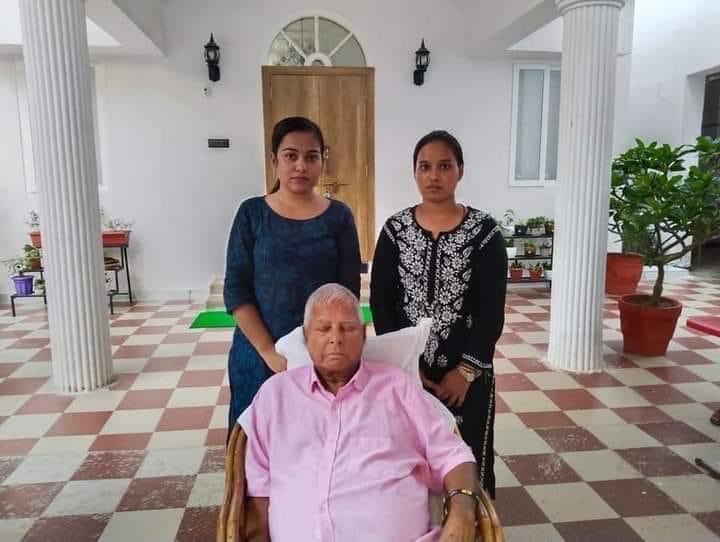 ग्रेजुवेट चाय वाली प्रियंका का ठेला निगम ने हटा दिया था, प्रियंका रोते हुए<a href="/laluprasadrjd/">Lalu Prasad Yadav</a> से मिली और उनका ठेला फिर लगा दिया गया।यूँ ही नहीं लालू को 'गरीबों का मसीहा' कहा गया. बाकि जलने वाले तो जलते रहेंगे.
#LaluPrasadYadav 
<a href="/yadavtejashwi/">Tejashwi Yadav</a> <a href="/yadavtejashwi/">Tejashwi Yadav</a>