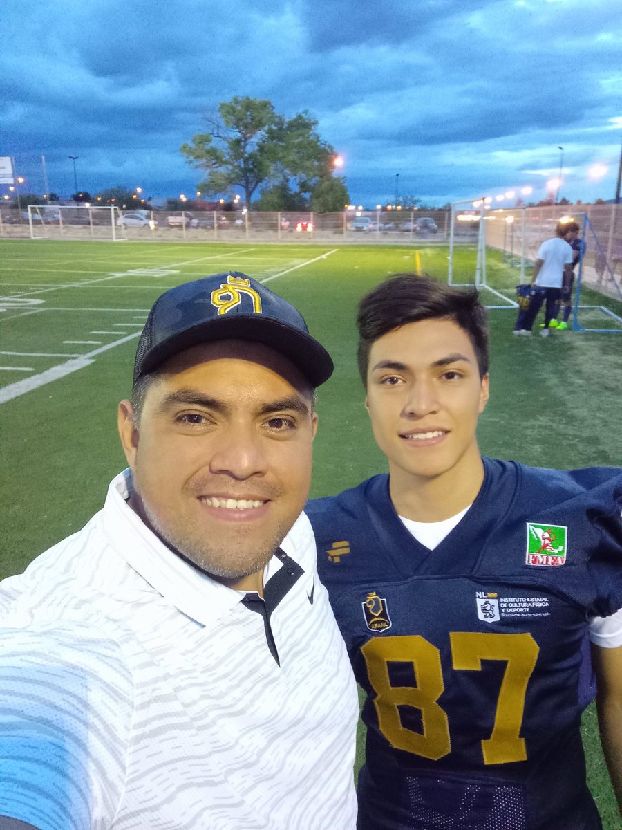 manuelmb73's tweet photo. A sus 9 años fué la última vez que coincidí con mi hijo siendo yo parte del staff de Coacheo; porque así debe ser para bien de él. Hoy volvemos a coincidir en el nacional U-17 con la Selección de Nuevo León. Orgullo y Alegría vivir esta experiencia 🏈 #NacionalU17 #NL #AFANL https://t.co/hQxzwjWxP8