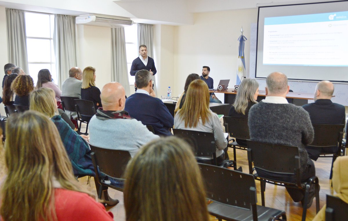 ModernizacionER's tweet photo. 💻 #InnovaciónPública: Continuamos capacitando a los diferentes organismos para optimizar los procedimientos administrativos. Esta mañana brindamos una capacitación sobre #FirmaDigital destinada a las y los trabajadores del @tcentrerios. https://t.co/sb7QHPKNoc