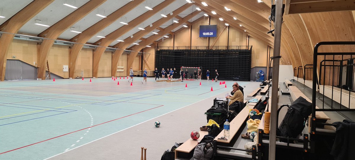 Nice Hall. I am very impressed by the sports infrastructure of Farao Islands. Brilliant possibilities for all sports. I am exited to see this