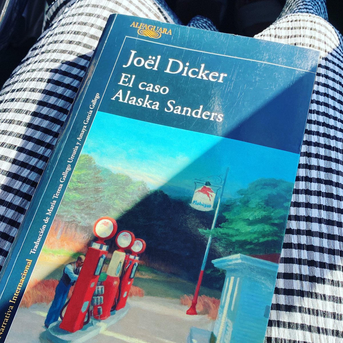 mrsOliviaM's tweet photo. El libro del año. Alguien tenía que decirlo y se ha dicho #alaskasanders https://t.co/6M8CGDie69