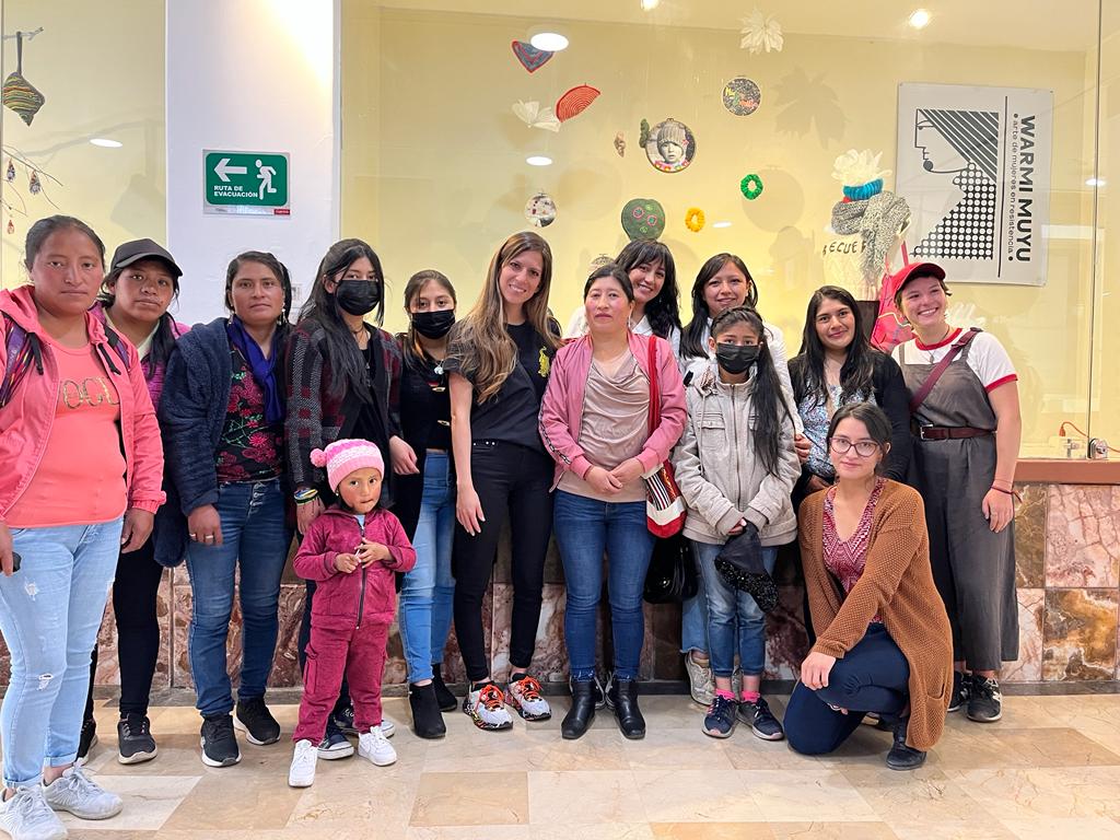 Esta mañana, en el Palacio Municipal realizamos la apertura de una nueva exposición en el #EscaparateCreativo 🏷️ con la muestra “Arte de mujeres en resistencia", trabajo artesanal de la organización Sinchi Warmi.