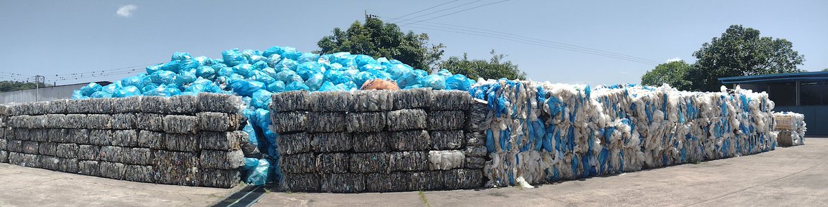 En el Día Mundial de la Fotografía, una imagen de la montaña y el muro de plástico que ha sido separados desde el origen, listo para su reciclaje en planta Escuela de Reciclaje ♻️ @APRecicla #SanCristóbal ¿Imposible? Hacemos lo imposible porque lo posibles lo hace cualquiera.