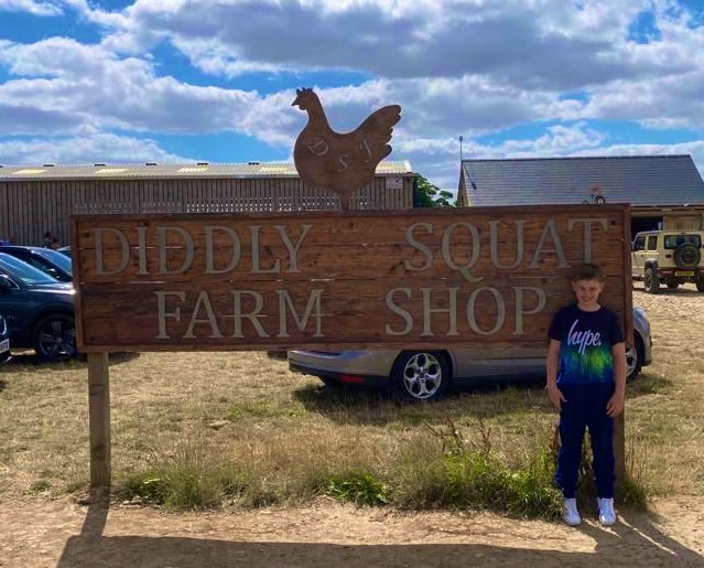 LauraRMurray85's tweet photo. My Dad and Corbs have gone away for the weekend to the British Car Show 💙🥰 But first a quick pit stop at Diddly Squat Farm. Course my Dad bought him this T-shirt 🤣 I am a Farmer 🤣 they had a great time 😊@JeremyClarkson https://t.co/qcHEKAPnaN
