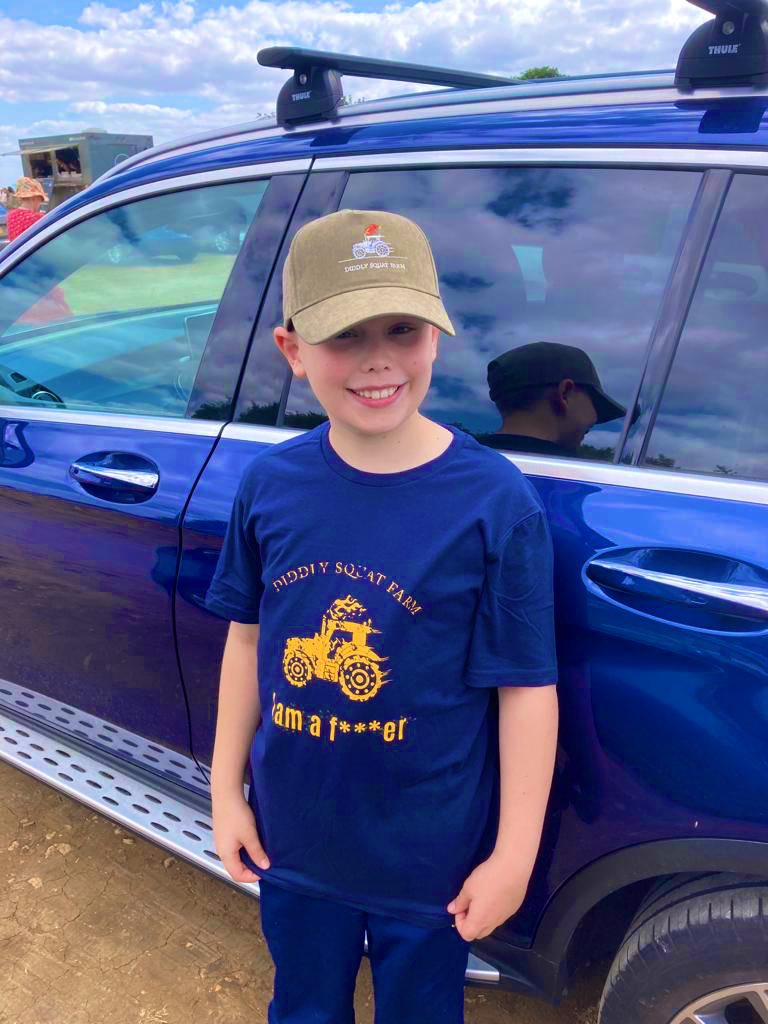 LauraRMurray85's tweet photo. My Dad and Corbs have gone away for the weekend to the British Car Show 💙🥰 But first a quick pit stop at Diddly Squat Farm. Course my Dad bought him this T-shirt 🤣 I am a Farmer 🤣 they had a great time 😊@JeremyClarkson https://t.co/qcHEKAPnaN