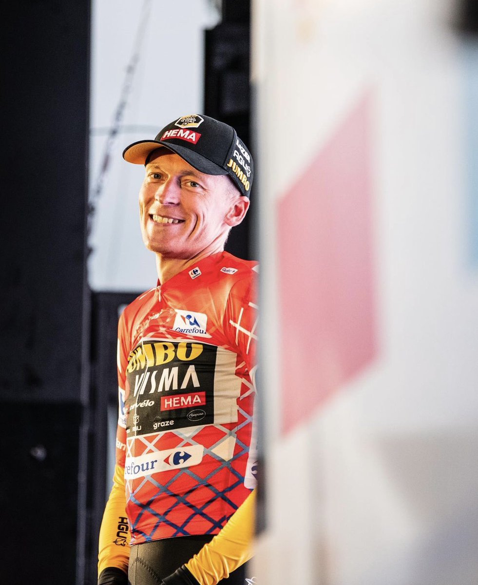 🇪🇸 #LaVuelta22

𝐋𝐚 𝐑𝐨𝐣𝐚! ❤️

For all those thousands of KM’s you rode in front for your teammates. For all the setbacks. For your neverending loyalty. 

Enjoy this, Robert. 😍