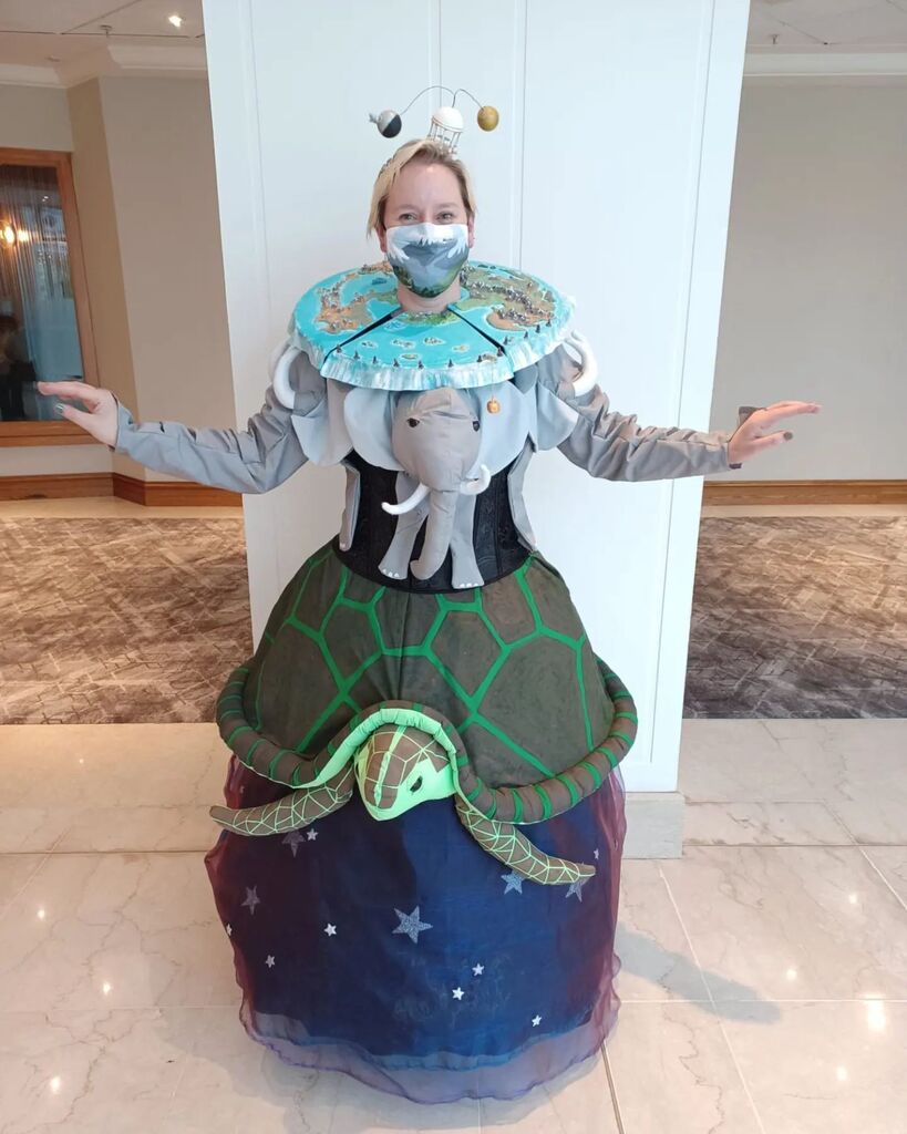 byKirsi's tweet image. Discworld costume fully realised! #discworld #2022 #birmingham #terryPratchett #dwcon #convention #costume #cosplay #byKirsi #greenzowie instagr.am/p/Chc95iEIhCK/