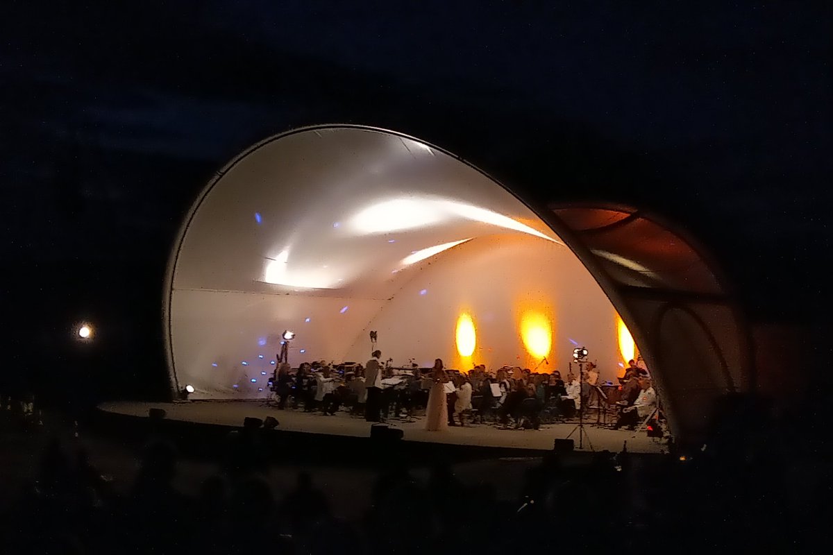 Darkness approaches as does the finale of the wonderful #MKProms22 #RuleBrittania #Jerusalem #SeaShanties #LandofHopeandGlory Congratulations @EventsManaged @HilaryConductor @alina_orchestra @Bigpinkbutton