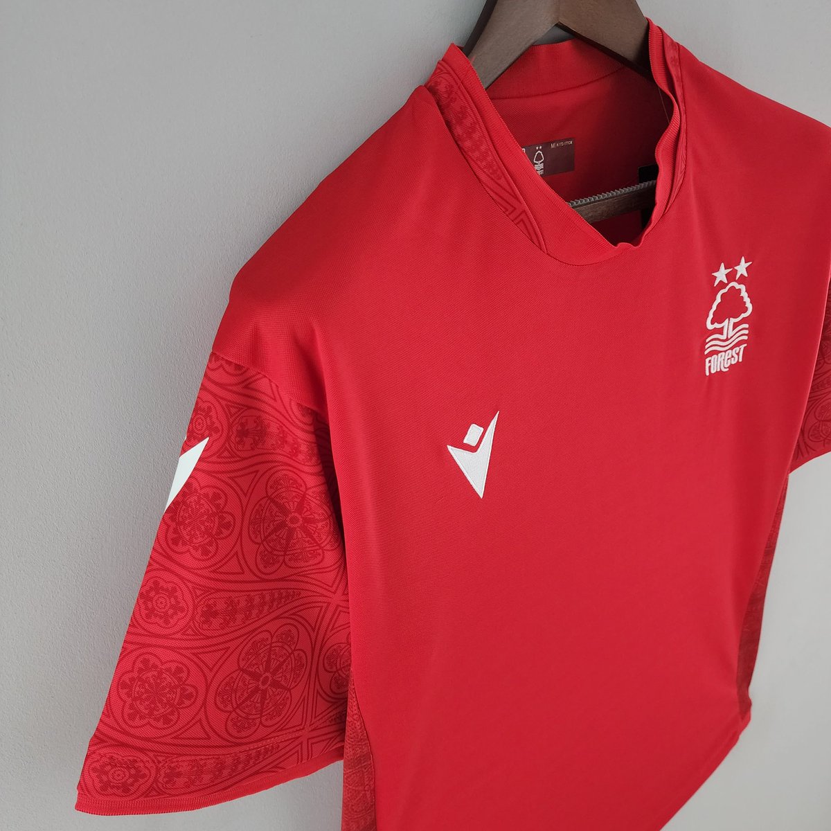 CamisaPesada's tweet photo. 🔴 FOREST!
A camisa do Forest é vermelha e traz a região do corpo clean, as mangas trazem um gráfico inspirado na Trent Bridge, ponte que conecta a cidade ao estádio do clube.

Adquira já: 

👕 Forest Home 22/23 
📲 https://t.co/5x5wyAdXT2

#camisapesada
#asuafootballstore https://t.co/uyB5h4rHHN