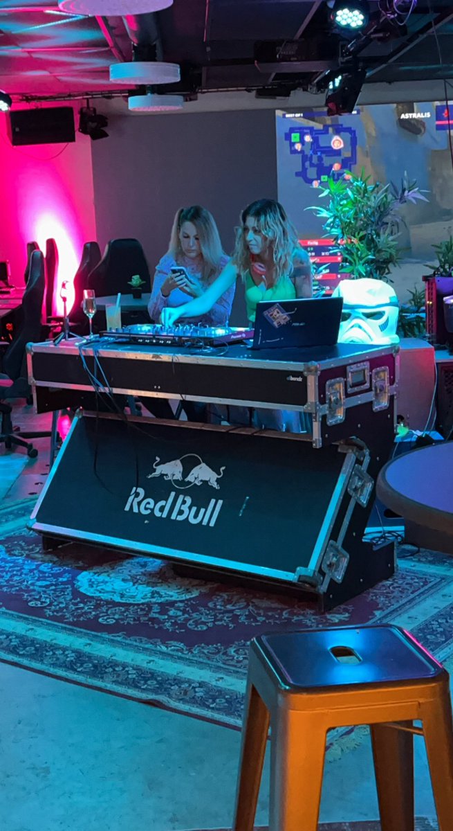 DJ Melika vibin' <a href="/Duvetinte/">Liam</a> 🌟