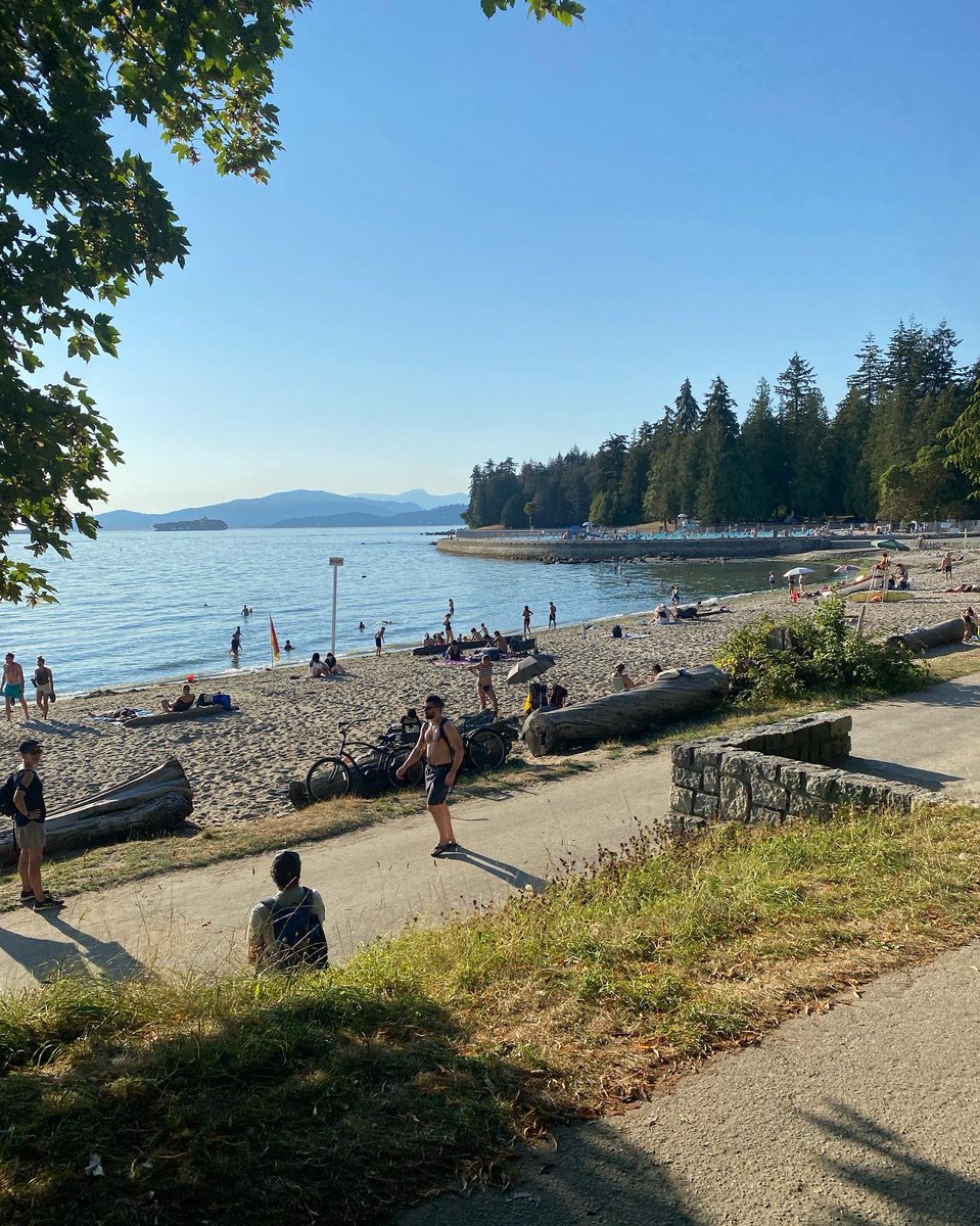 nicgarwil's tweet photo. Beautiful evening picnic #secondbeach #stanleypark @justwpg https://t.co/wVPdGe6jbo