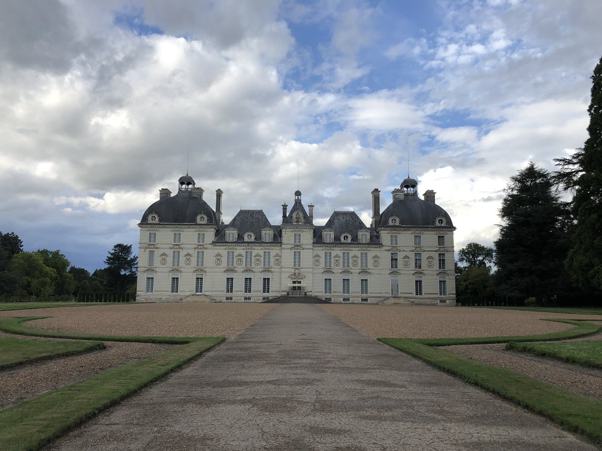 NathCatStras's tweet photo. Mille milliards de mille sabords quel beau #château #cheverny 🤩 #Tintin #Haddock #Herge #moulinsart @Chateaucheverny 
#raphael #titien #tapisserie #jardins https://t.co/uLsoGSwZL7