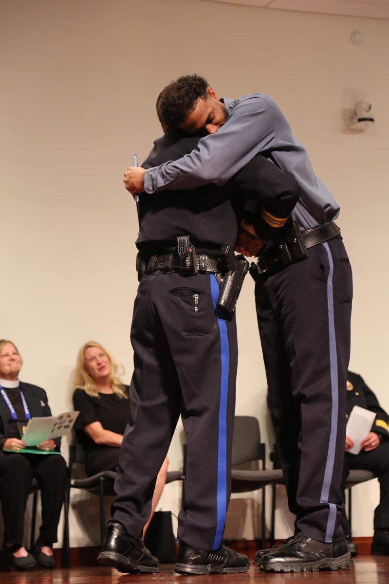 S/O to 2015 Alum <a href="/Obi_23_/">Obiiii✈️</a> on being sworn in as a Police Officer this week. 6’8, 220lbs with a 40in Vert… just saying it now dont run 🤣. Proud of you big fella. #MidProFam