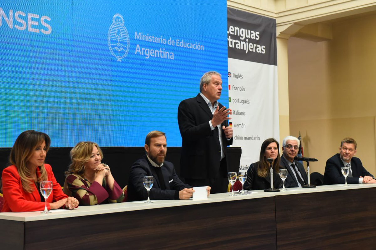 Más de 400 mil becarios y becarias de Progresar y del Programa de Becas Estratégicas Manuel Belgrano podrán estudiar inglés, alemán, chino mandarín, francés e italiano, entre otros idiomas.