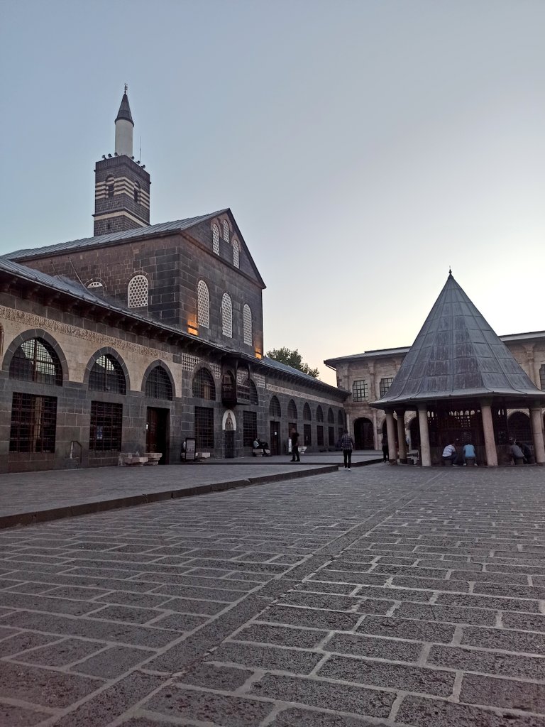 mancolojiks's tweet photo. Diyarbakır Ulu Camii, namıdiğer Beşinci Harem-i Şerif; bilinen en eski ibadethanelerdendir. Anadolu'da da ayakta kalan ve kullanılan en eski camiidir. 
🌿"Diyarbekir Ulu Camii tarihten değil, tarihi Ulu Camii'den sormak gerekir." https://t.co/gaesUru4j4