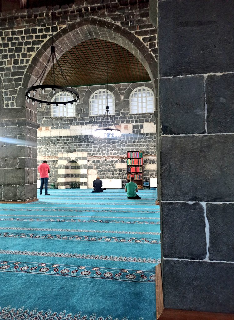 Diyarbakır Ulu Camii, namıdiğer Beşinci Harem-i Şerif; bilinen en eski ibadethanelerdendir. Anadolu'da da ayakta kalan ve kullanılan en eski camiidir. 
🌿"Diyarbekir Ulu Camii tarihten değil, tarihi Ulu Camii'den sormak gerekir."