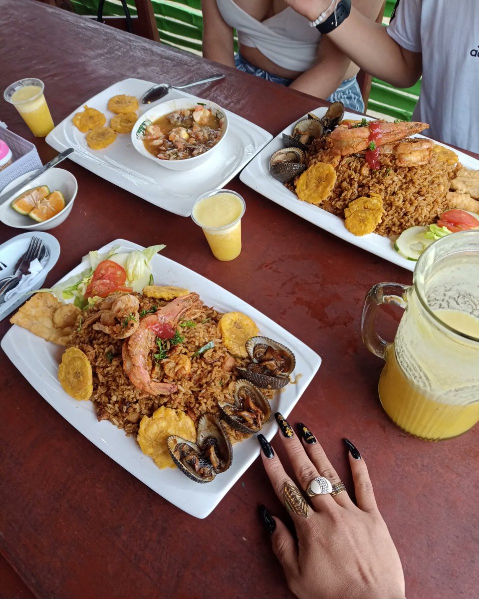 RoxanaAndreaBas's tweet photo. Disfrutando en mi rico MANABÍ 🤠🌈 #playa #mar #solyarena #mariscos #arrozmarinero #selfie #selfietime #amigos #paseando #canoa #canoabeach #trensas #manabi #ecuador #viajar #amorproprio #bella #linda #hermosasmujeres #chicaslindas #mujerestrans #transEcuador🇪🇨 #translatina https://t.co/Q1r7lV9667