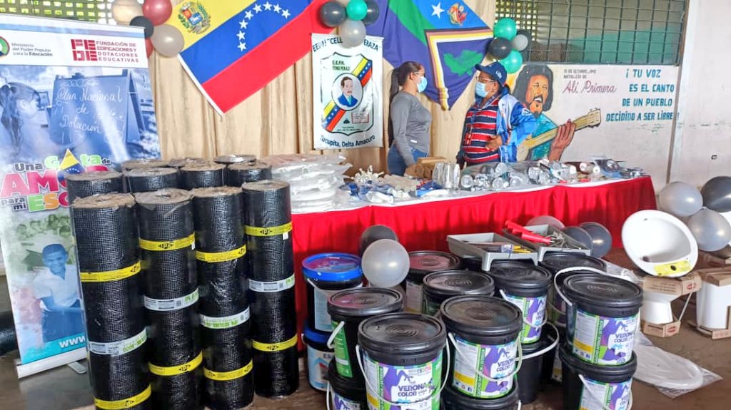 GobLizeta's tweet photo. Entregamos a nuestras queridas Bricomiles de Educación, los materiales necesarios para la recuperación de las escuelas, acción que se viene ejecutando en perfecta unión cívico militar.
Gracias al Presidente @NicolasMaduro seguimos trabajando por el pueblo #CongresoNuevaÉpoca https://t.co/5Jb5iH33GV