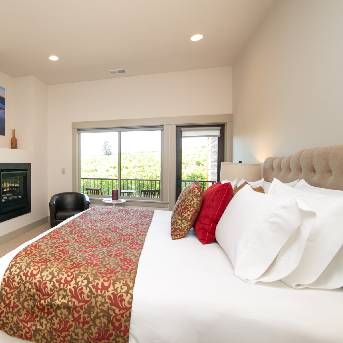 vineyardviewinn's tweet photo. We keep our beds cozy and comfortable, so you'll always leave it feeling rejuvenated. 🛌🏽 https://t.co/m9VlEqMy1I