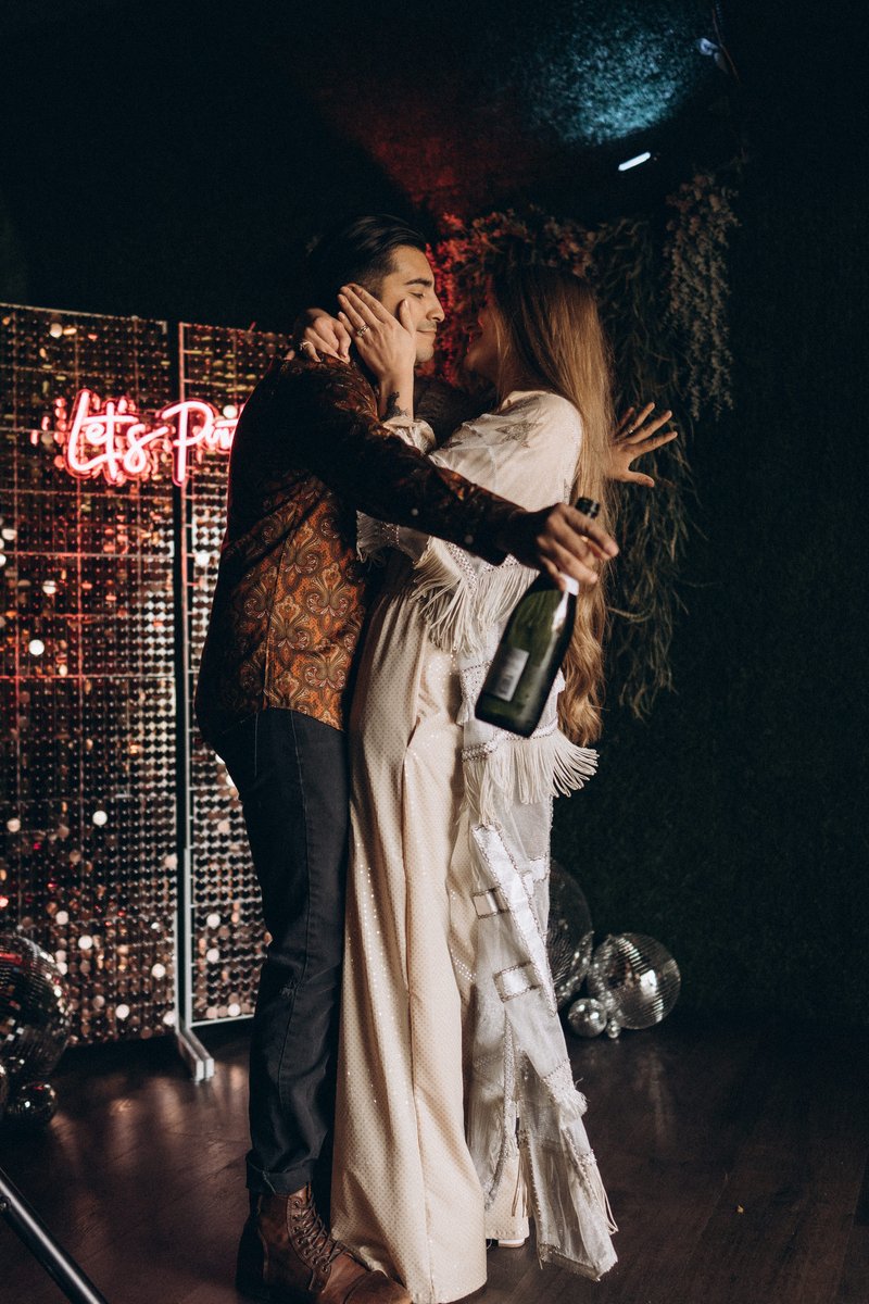 AnnacaseyP's tweet photo. Disco Elopement 

#WEDDINGPHOTOGRAPHY #PhotographyDay https://t.co/VdCxJxpKG4