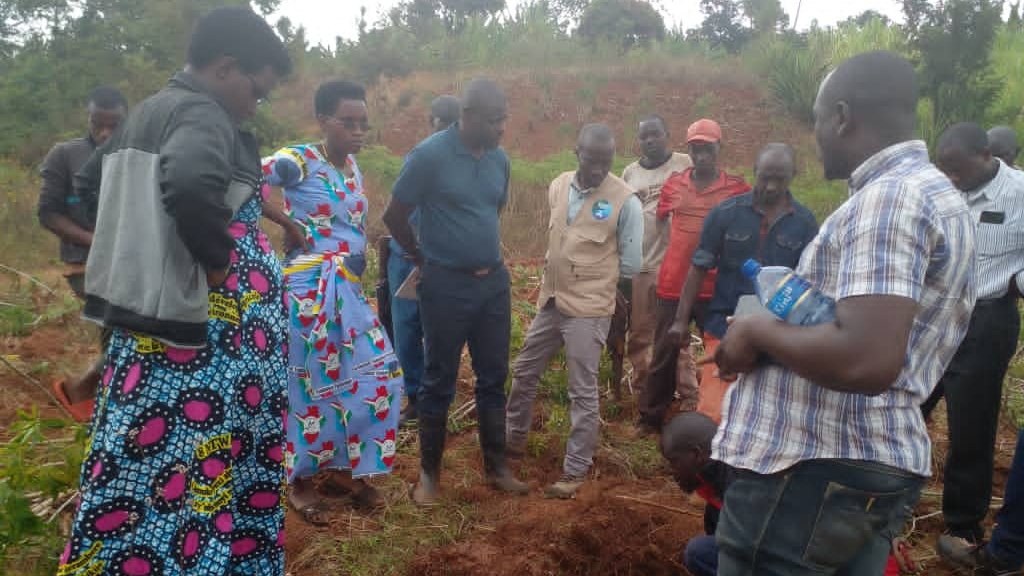 BuhumuzaProvinc's tweet photo. #Burundi Ce jeudi,18/8/2022, le Conseiller du Gvr de @MuyingaProvince chargé du développement en compagnie de l'équipe de la #DGEPA,@AHAMR5 et l'administrateur de la commune #Mwakiro a procédé à l'évaluation de l'état d'avancement des ouvrages de l'AEP #Bonero_Mukungu_Gasenyi. https://t.co/dDVheGtpUv