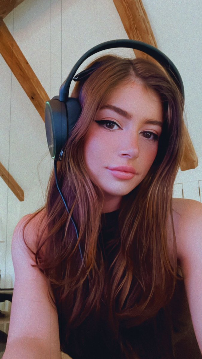 Chrissy Costanza tweet media