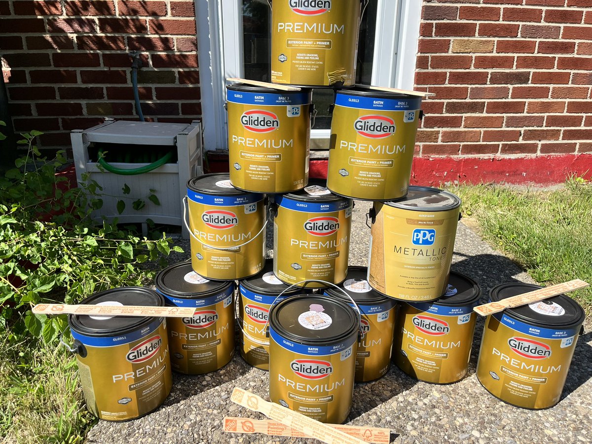 SocJustice_poet's tweet photo. This is what community looks like! Thank you to @homedepot for donating paint for Buffalo Books! No two little libraries are alike and donations like this keeps the program as beautiful and colorful as Buffalo! #ForThePeople #LitFreedom #BuffaloBooks 📚✊🏽 https://t.co/RyAqRp0PxT