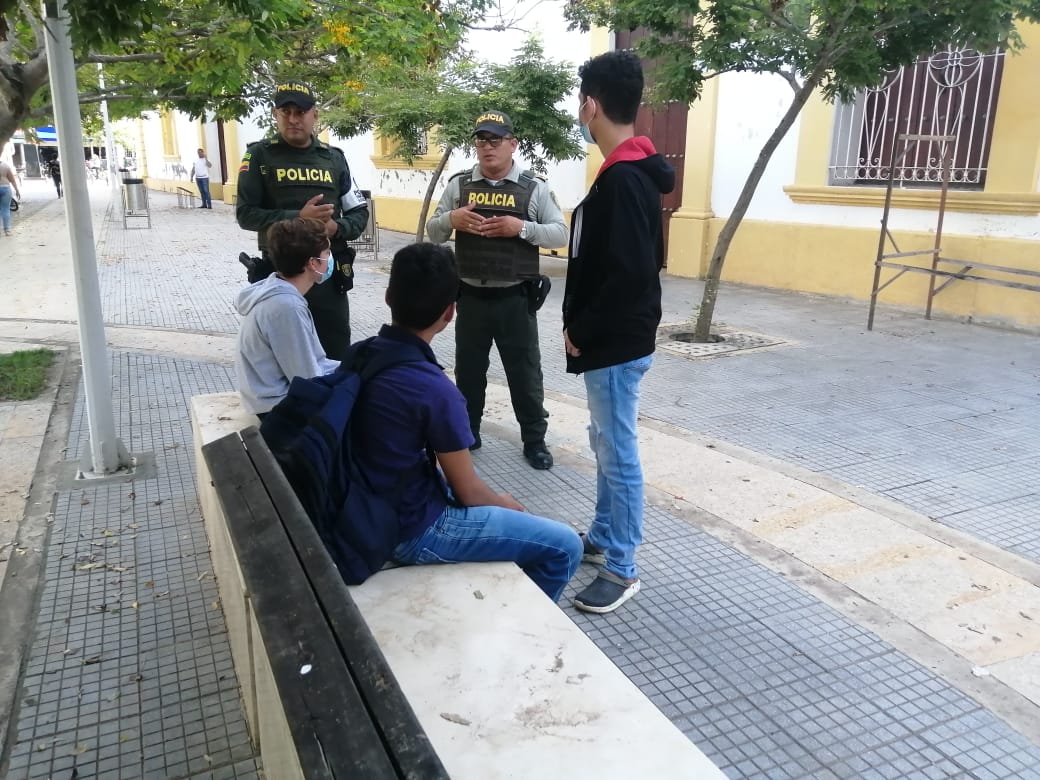 PoliciaDECOR's tweet photo. #YoProtejoLaNiñez, en el municipio de #Lorica, con @ProteccionPonal realizamos campaña preventivas sobre los Delitos Sexuales, se concientizo a la ciudadanía en denunciar los hechos que afecte la integridad de NNA, socializado las líneas y rutas de atención 123,142 y 141. https://t.co/adi7BUlIeB