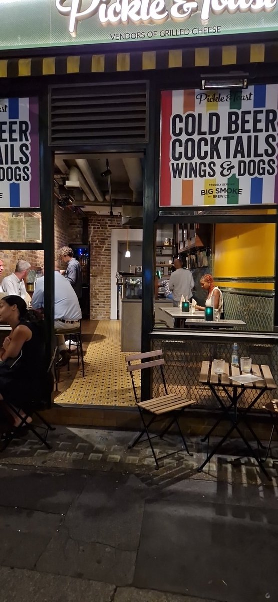 Erg leuke mensen. Gezellig en leuke gesprekken met de eigenaar. #SOHO #London Wardour Street