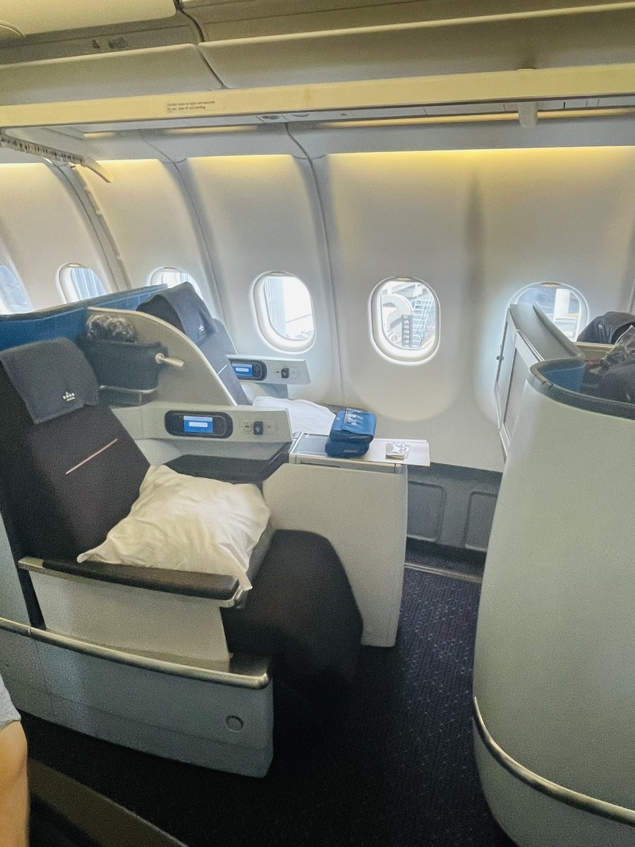 ✈️ Love Flying Blue for jaunts to/from Europe. 53k FB miles, transferred on a 25% Amex transfer bonus. Final cost: 42,500 Membership Rewards + $220. 😎 💳 And who doesn’t love the adorable KLM houses?! 🇳🇱