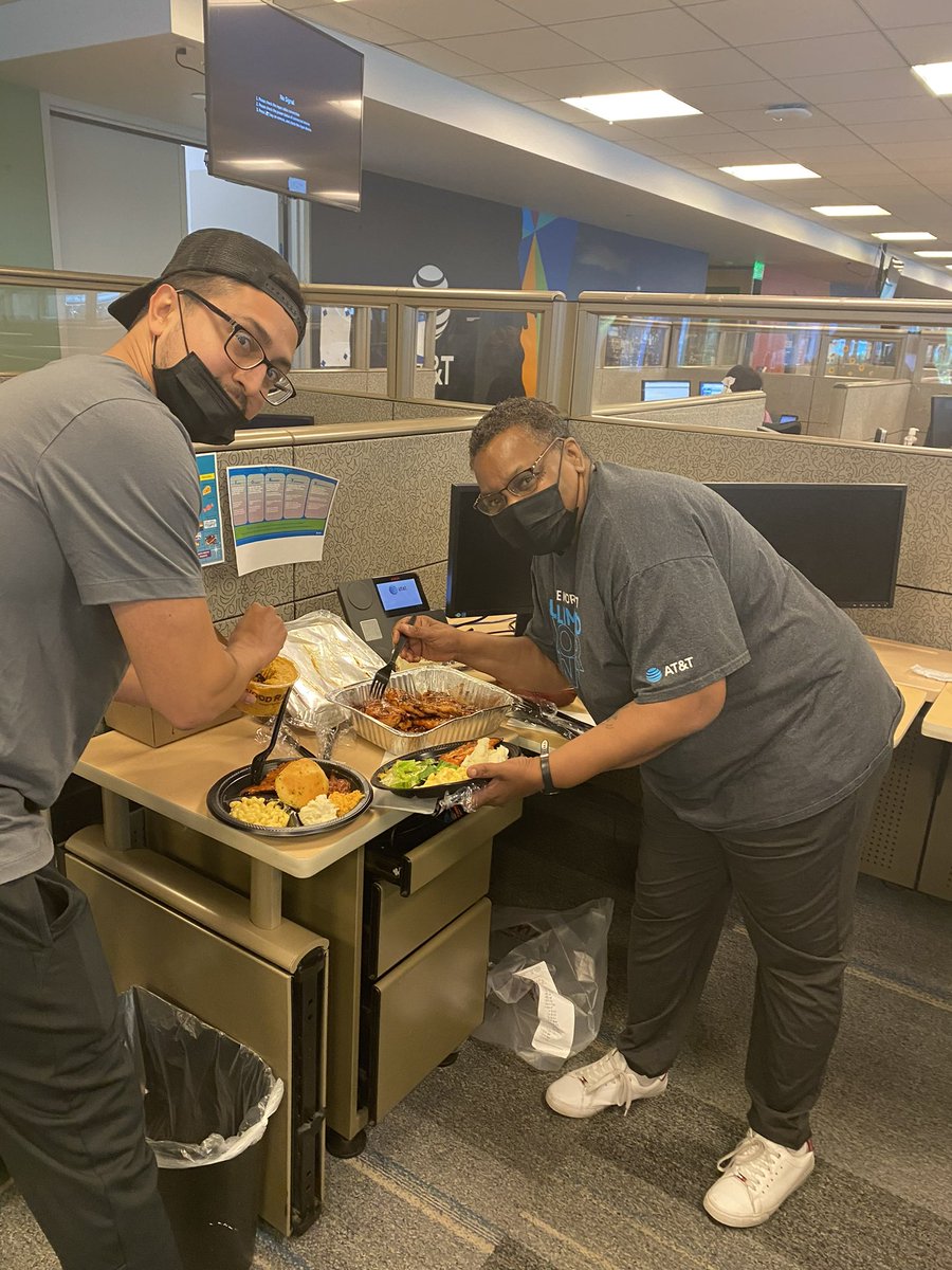 ben_zach8's tweet photo. Thanks @Candace_m77 for the free lunch! We closed 10 lines yesterday thanks to @DeniseCMSS !!! @LatricebMSS @DanaColemanWil1 @CerritosPride #LIFEATTT https://t.co/1Le9IBIVIE