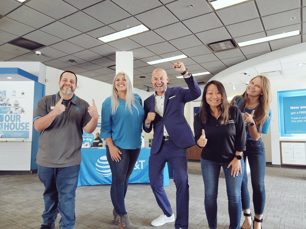 Megan_NTX's tweet image. In the field with @colehamer &amp;amp; @BrandiKHarris1 today getting to hang with some of our #CellWorld crew in Plano! #FirstNetFriday 

@NTX_Market @SSanjuaneloS @LynetteMAguilar