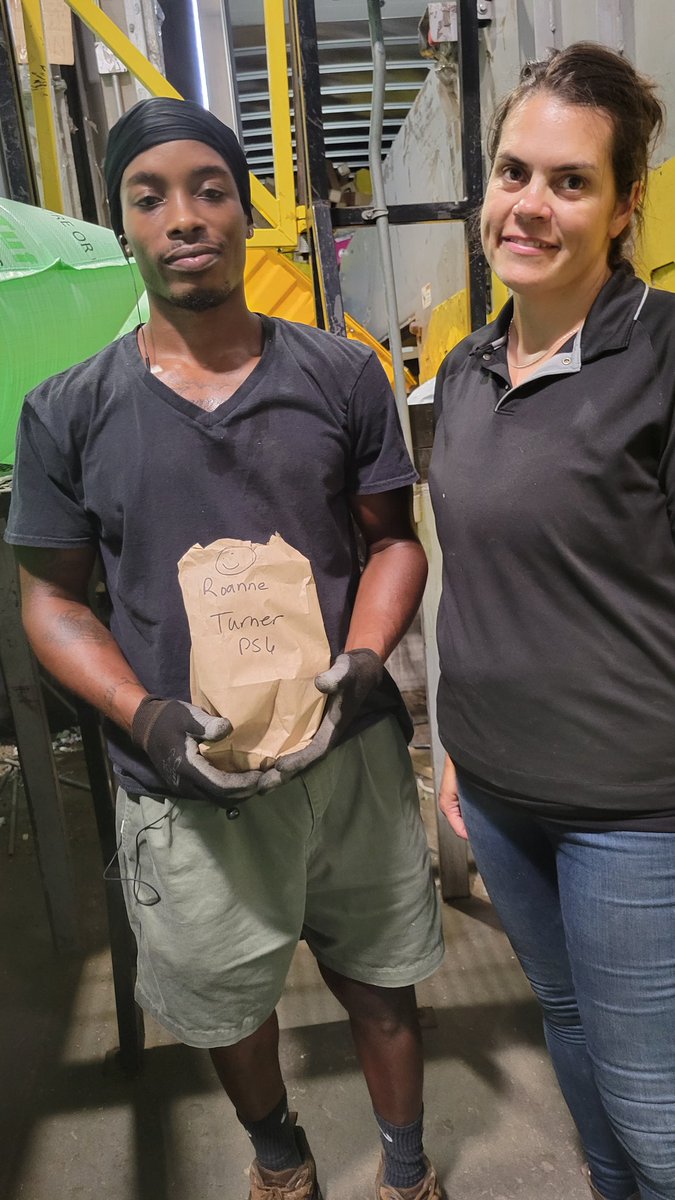 Shout out to Megan Lewis handing out some snack bags to her new hires who have perfect attendance. Keep it up guys!! 
#LenexaDaySort
<a href="/bgtighe/">Brian Tighe</a> <a href="/tannercain98/">Tanner Cain</a> <a href="/CourtneyBarham2/">Courtney Barham</a> <a href="/TegtmeierChad/">Chad Tegtmeier</a>