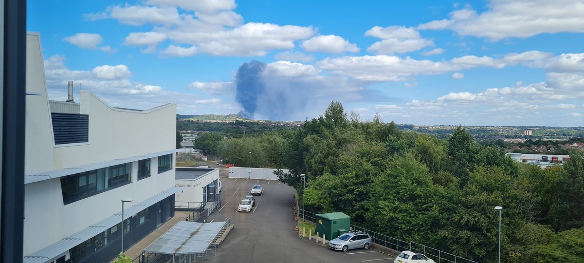 mrtimmt's tweet photo. West Bromwich recycling unit fire, view from Brierley Hill 15.20 @WestMidsFire @ExpressandStar #westbromwich https://t.co/5e36vGJa2a