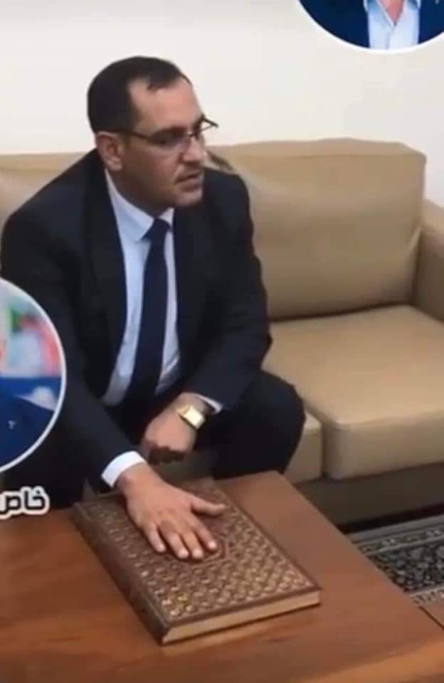 13Tenderness's tweet photo. الوزير حالف بالقرآن
والمحافظ حالف بقرآنين

والمحلفهم ابو مازن صويحب الإطار https://t.co/0MA0ZLZDjb