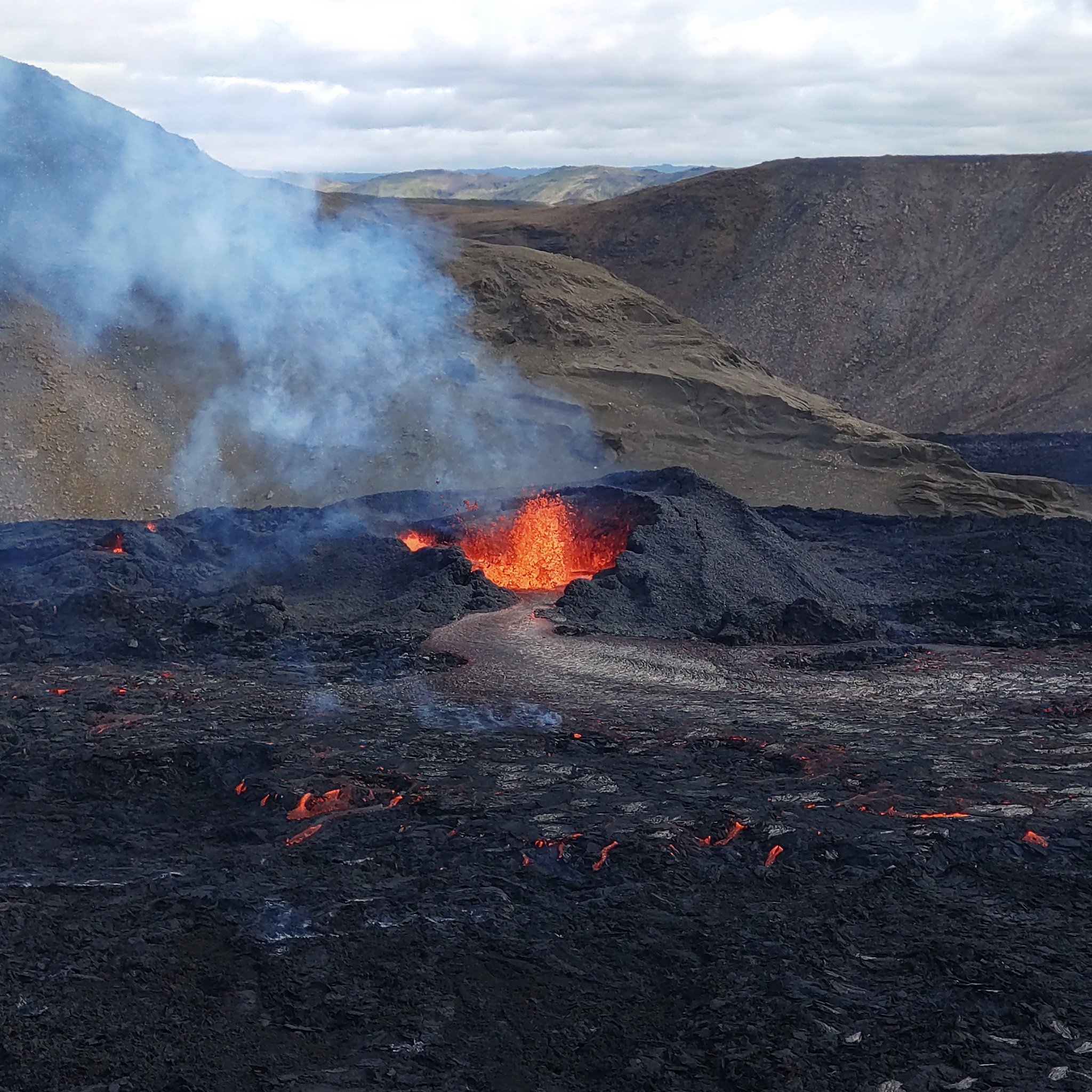 Kitohi 無事に生きております イギリス から飛行機で 憧れのアイスランド へ 1 ファグラダルスフィヤットル火山のマグマ 2 カトラ火山の氷の洞窟 3 ブラックサンドビーチ 4 レイキャダルル付近の景色 炎と氷の国 スケールが違いました
