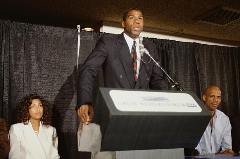 "Oh, entonces... ¿Va a morir?". Esa fue la pregunta que los fans del mundo hicieron el 7 de noviembre de 1991, cuando Magic Johnson anunció que padecía HIV. Fue la conferencia de prensa deportiva más tensa de la historia.  Y significó un antes y un después para todos. Abro hilo.
