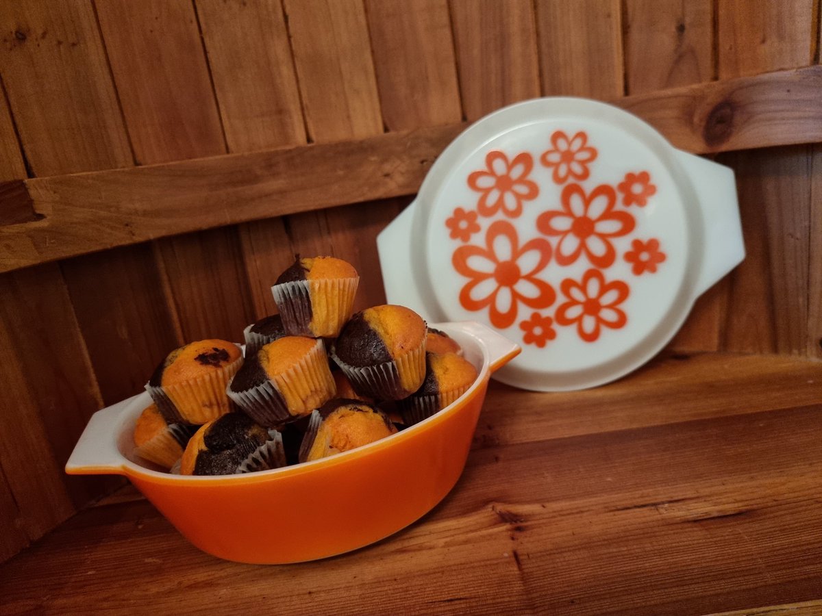 PartyPyrex's tweet photo. Wednesday’s #PyrexPickMeUp is this vibrant 2001, minding the indecisive mini muffins at https://t.co/gej0Ypk00t! #VintagePyrex https://t.co/w7Jwwil6Hp