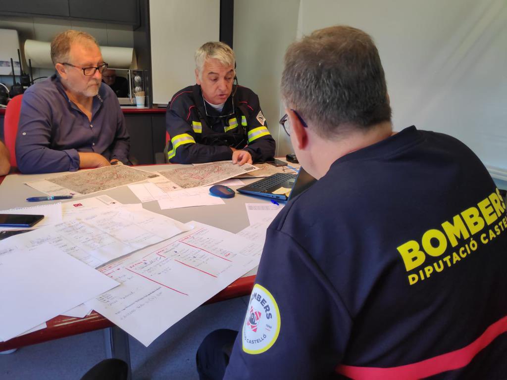 BombersDipcas's tweet photo. EL PMA en Viver es el epicentro de las comunicaciones y la adopción de estrategias para luchar contra #IFBejís. Día y noche, la actividad es intensa en el corazón de la gestión de la emergencia. Cerca de 500 efectivos y más de 40 medios aéreos han combatido hoy contra las llamas. https://t.co/8mf7xnH54l