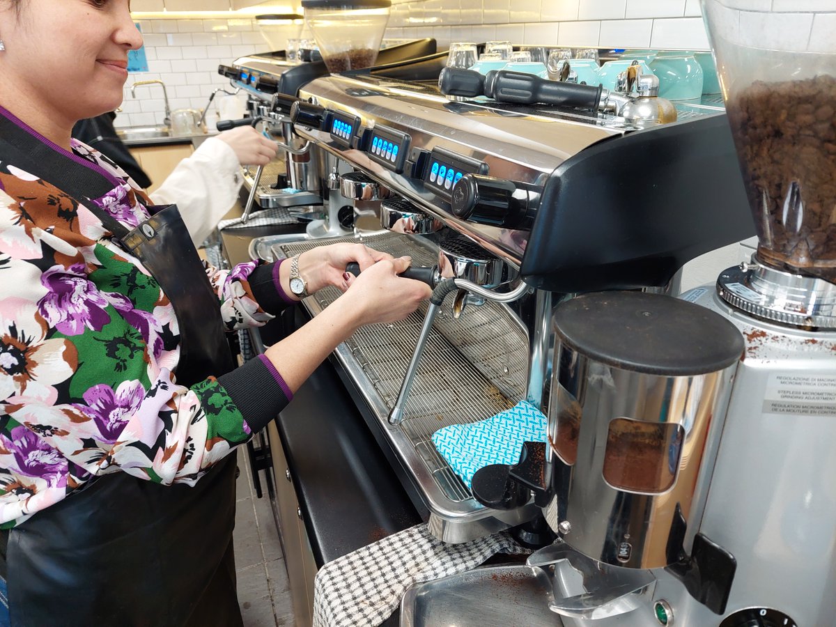 APC01331F's tweet photo. Students from our Sydney Campus learning the art of coffee making in our Barista class ☕.

#baristacourse #baristadiary #baristatraining #baristaskills #baristagram #baristaart #baristalove #baristaswag https://t.co/5yngBRzLFa