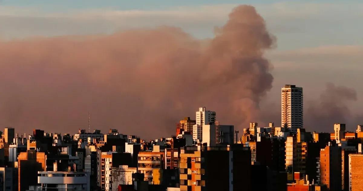 viacordobacomar's tweet photo. Por el fuego en el Delta del Paraná el humo se sintió en Ciudad y provincia de Buenos Aires | Información General https://t.co/xCvkHcus4C https://t.co/7kWqFPYOHd