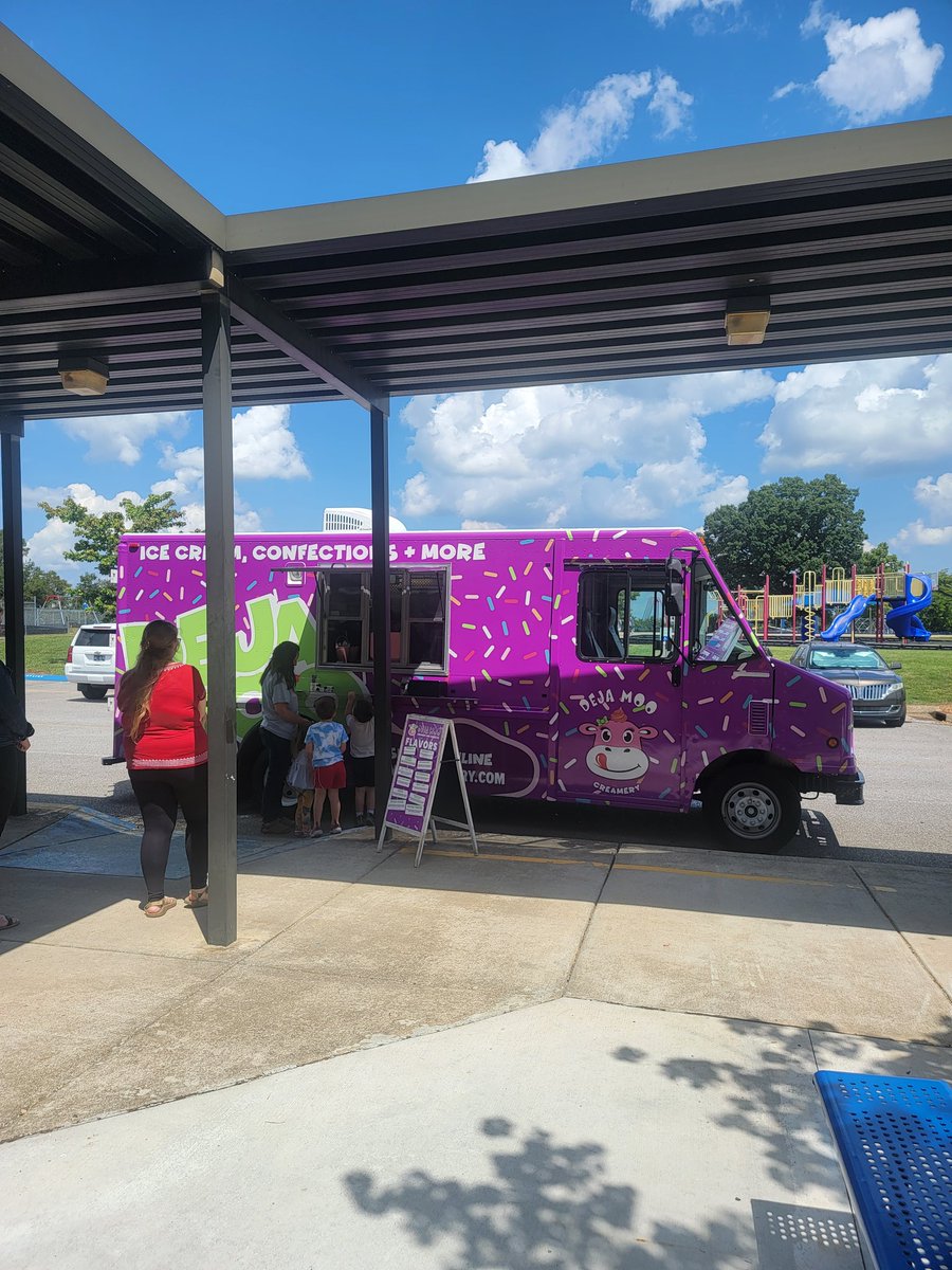 A little sweet treat for teachers <a href="/bluedevilstoo/">HB Williams</a> today.   @trenadyf <a href="/SumnerConnect/">Sumner Connect</a>