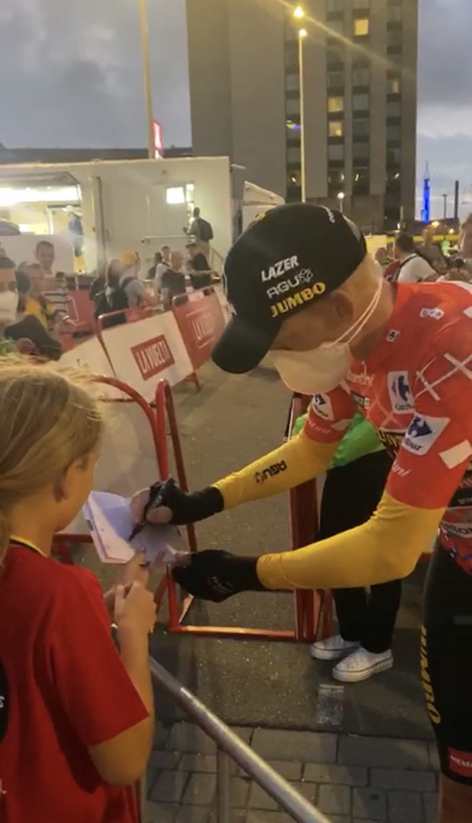 Heel blij meisje. Dank je wel <a href="/RGUpdate/">Robert Gesink</a> !