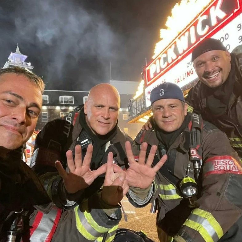 TaylorKinneyARG's tweet photo. #ChicagoFireS11 #bts (📸 vía Instagram) #TaylorKinney https://t.co/uupoLF9RwB